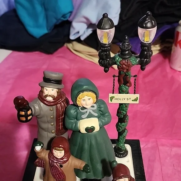 VINTAGE DICKENS 1990 MUSICAL CHRISTMAS CAROLERS SONGS ILLUMINATING HOLLY ST. LI - Picture 2 of 10